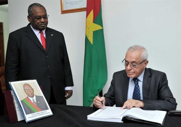 Décès du président de l'Assemblée nationale burkinabée: Bouhadja signe le registre de condoléances à l'ambassade du Burkina Faso à Alger