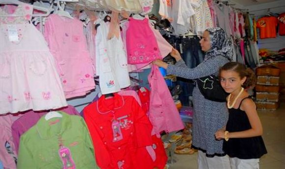 الشلف: محلات البيع بالتخفيض والعروض الترويجية تستقطب المواطنين