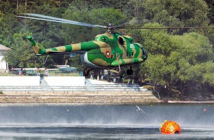 Intervention de deux hélicoptères bombardiers à eau à Bougous