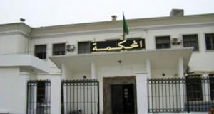 بسكرة: موظف بنكي يصرف العملة الصعبة لمجهولين