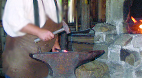 لحام يصنع سيوفا للاعتداءات على المواطنين بمستغانم