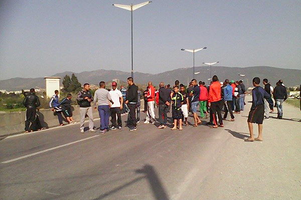 مقصون من السكن يقطعون الطريق بعين الدفلى