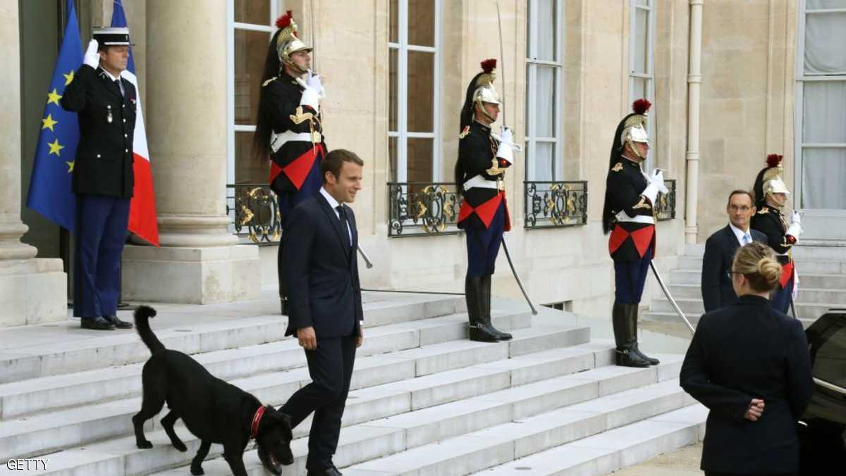 بأمر ماكرون وزوجته نزيل جديد دائم في قصر الإليزيه