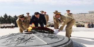 Assad se rend à un monument aux morts commémorant la guerre d'octobre 1973