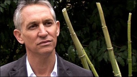 معلّق إنجليزي يسخر من سجود لاعب مسلم!؟