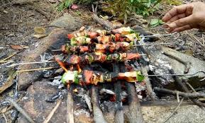 تحضير الشواء في البرية عادة صنعها شباب خنشلة