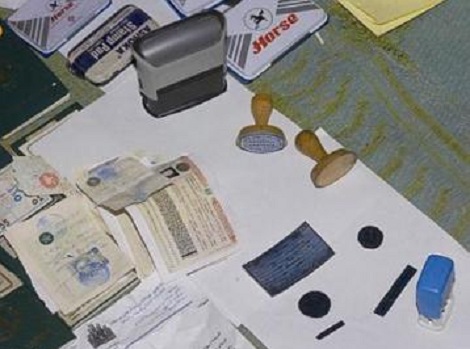 مغترب يزور ختم الجمارك لإدخال سيارتين بميناء وهران