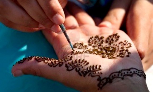 Le tatouage éphémère au henné naturel, une tradition ancrée chez les femmes Ghardaouies