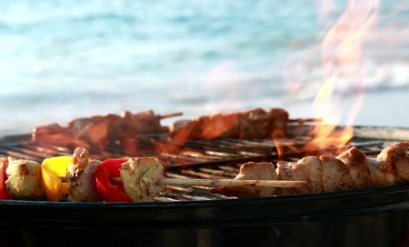 Le barbecue en bord de mer, une tradition ancrée chez les Oranais