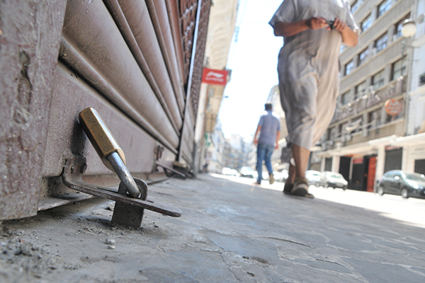 تجار وناقلون يضربون تعليمة المناوبة الإجبارية عرض الحائط بالبويرة