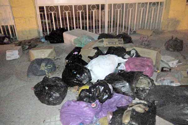 مواطنون يجمعون النفايات ويضعونها أمام مدخل بلدية عين البيضاء بأم البواقي