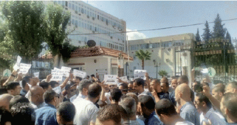 Les citoyens protestent et exigent des réponses