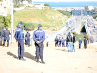 إحتجاجا على الوضع البيئي المتردي بها.. تيزي وزو/ سكان عزازقة يشلون الطرق الرئيسية للمدينة