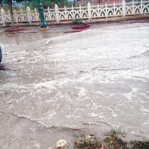 أمطار غزيرة تغرق الشوارع و تغلق الطرقات بغليزان