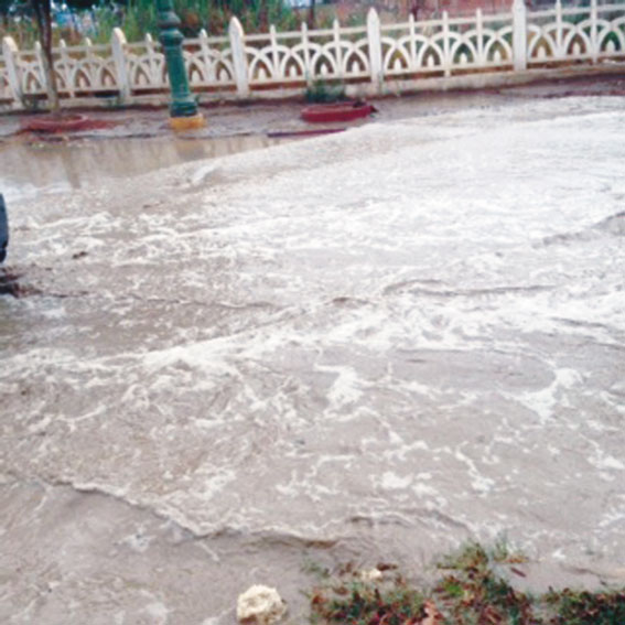 أمطار غزيرة تغرق الشوارع و تغلق الطرقات بغليزان