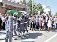 Un hommage lui a été rendu hier lors de la messe d'Alger                                    Le professeur s'en va sous les youyous et les applaudissements
