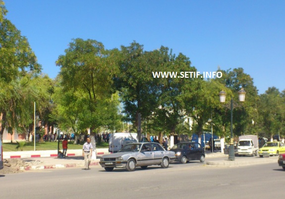 Rassemblement devant le siège de l'APC de Sétif