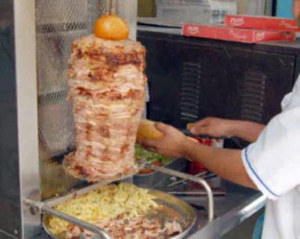 احتراق 3 مطاعم لبيع 