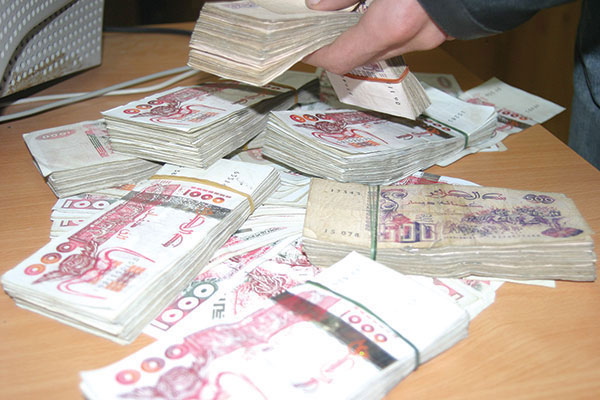 شاب يسرق نصف مليار من داخل سيارة صديقه بسكيكدة