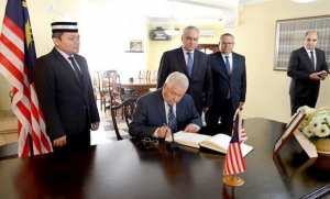 وفاة الملك السابق لماليزيا: السيد بن صالح يوقع على سجل التعازي