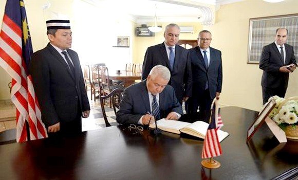 وفاة الملك السابق لماليزيا: السيد بن صالح يوقع على سجل التعازي