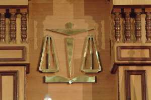 30 شخصا  يغرفون  30 مليارا من الخزينة بمعسكر