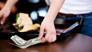 هل يجب إلغاء الإكرامية أو إدراجها بالفاتورة؟