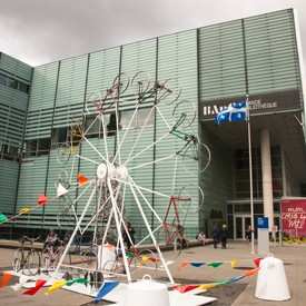 عجلة دوّارة مؤلفة من الدرّاجات أمام المكتبة الكبيرة