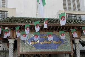 استقالة 4 مترشحين من الأفلان والتحاقهم ب الأمبيا  في البويرة