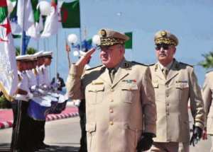 الفريق قايد صالح أشرف على تدمير أخر مخزون للألغام بالجلفة