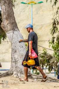 La silhouette familière des vendeurs ambulants  Beignets, thé et bracelets en vente sur les plages