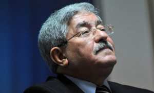 OUYAHIA VEUT APPLIQUER UNE “LOURDE TAXE” POUR LES ALGÉRIENS VOYAGEANT À L’ÉTRANGER