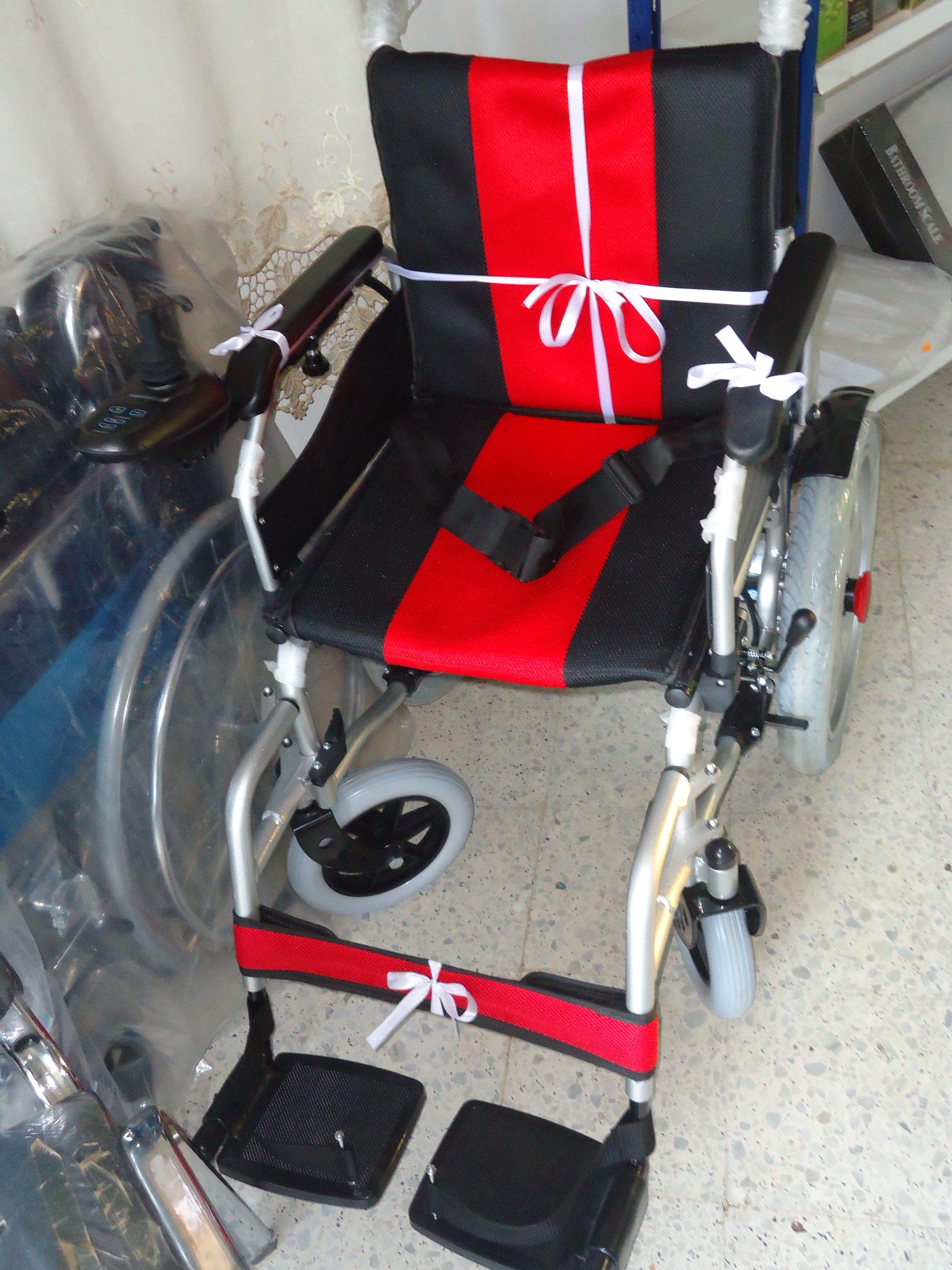 tout type Chaise roulante avec la moin chaire 7000 DA