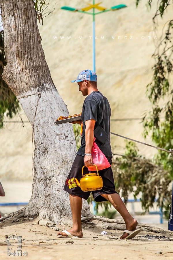 La silhouette familière des vendeurs ambulants Beignets, thé et bracelets en vente sur les plages