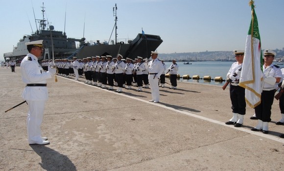Le commandant des forces navales inspecte le bâtiment de débarquement et de soutien logistique 
