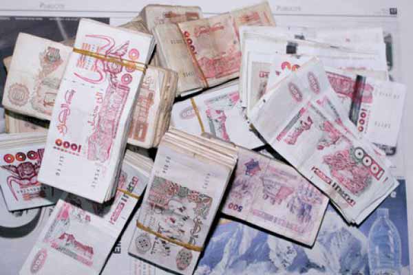 طالبة جامعية تسرق 100 مليون من منزل قريبتها في العاصمة