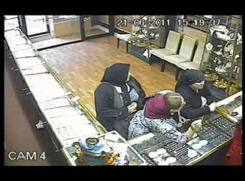 العاصمة: القبض على امرأة مختصة في سرقة محلات المجوهرات