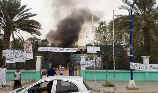 محتجّون يضرمون النار في محافظة للأفلان بولاية ورقلة