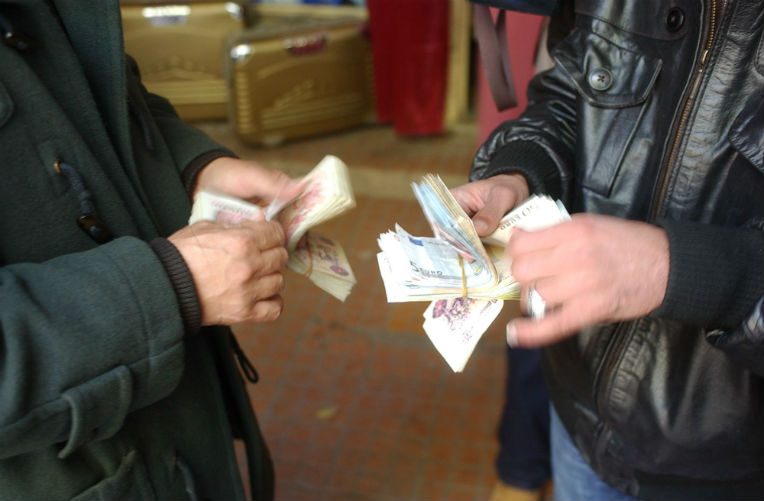 Dinar : l’euro et le dollar poursuivent leur hausse sur le marché parallèle