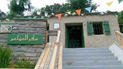 Une stèle commémorative sur le lieu de la rencontre préparatoire du congrès de la Soummam