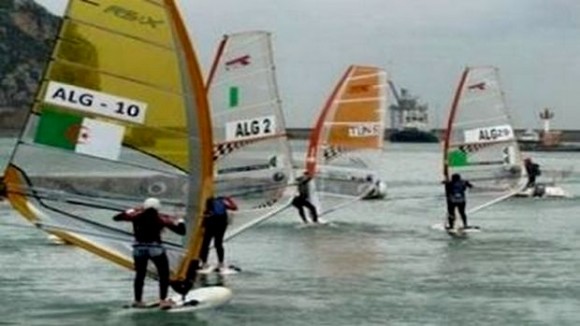 Illustration d'athlètes d'Algérie, d'Angola et d'Egypte au 1er grand prix international de voile 