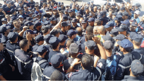 Les manifestants réclament le départ du directeur de wilaya