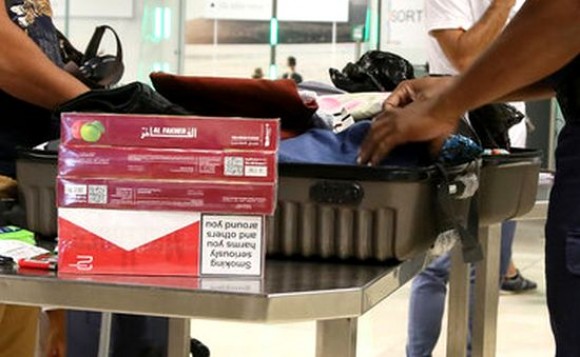 Aéroport international d'Oran: une passagère arrêtée avec 55 cartouches de cigarettes étrangères