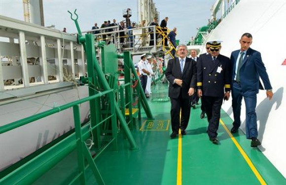 Le Premier ministre inaugure à Arzew (Oran) deux nouveaux méthaniers