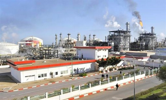 Raffinerie d'Arzew : M. Ouyahia insiste sur la nécessité d'augmenter la production des carburants