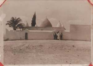 Biographie de Sidi Harrat Benaïssa El Idrissi El Hassani est un érudit, ascète, exégète, soufi et homme de grande culture.