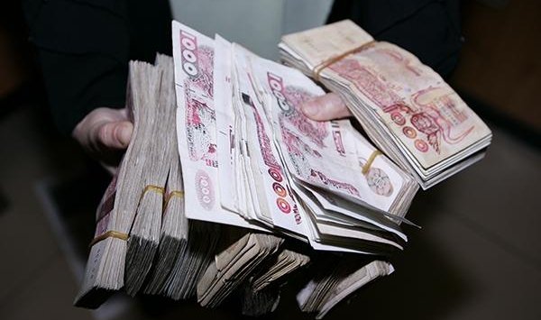 قاصر تسرق 200 مليون سنتيم من بيت أبيها بسكيكدة