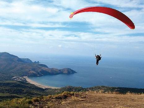 1er meeting international de parapente de Seraïdi (Annaba):  35 pilotes dont 9 Français volent au-dessus de l’Edough