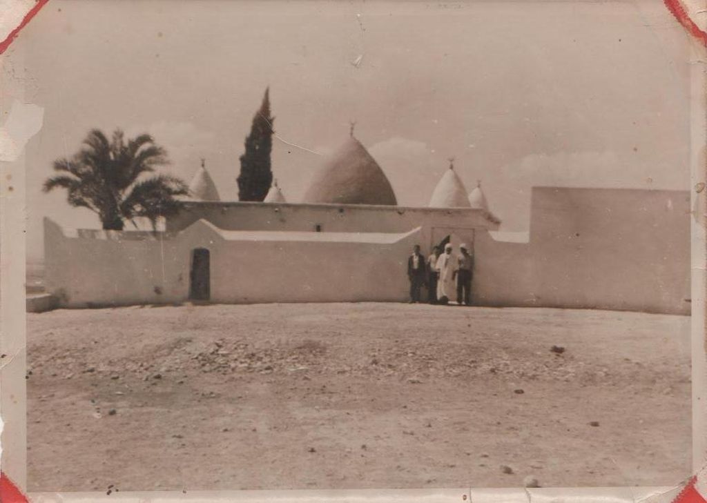 Biographie de Sidi Harrat Benaïssa El Idrissi El Hassani est un érudit, ascète, exégète, soufi et homme de grande culture.