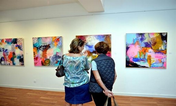 L'artiste peintre Hasna Khadir dévoile ses premières œuvres à Alger